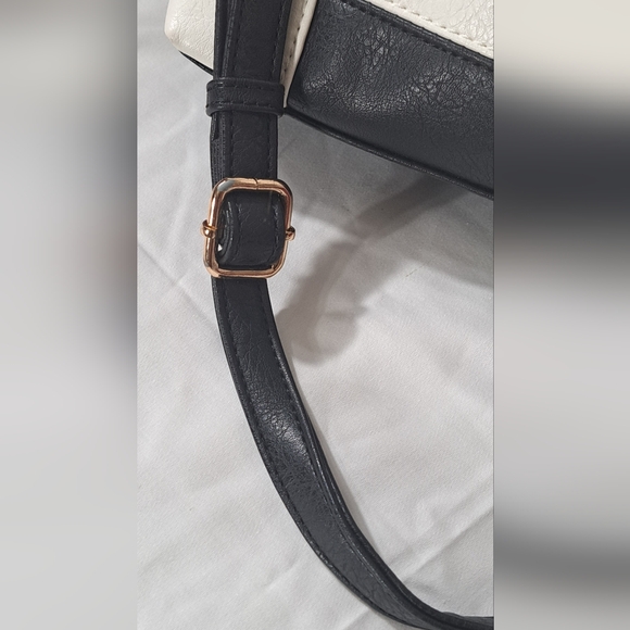 Black & White Strip PVC Leather Shoulder/Crossbody Bag EUC - Picture 15 of 15